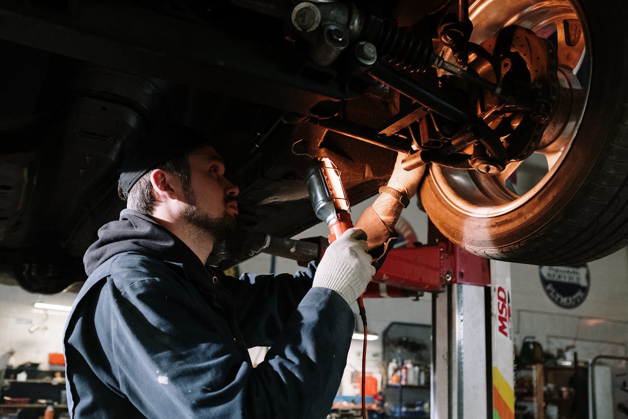 Mechaniker prüft Fahrzeugmotor in der Werkstatt