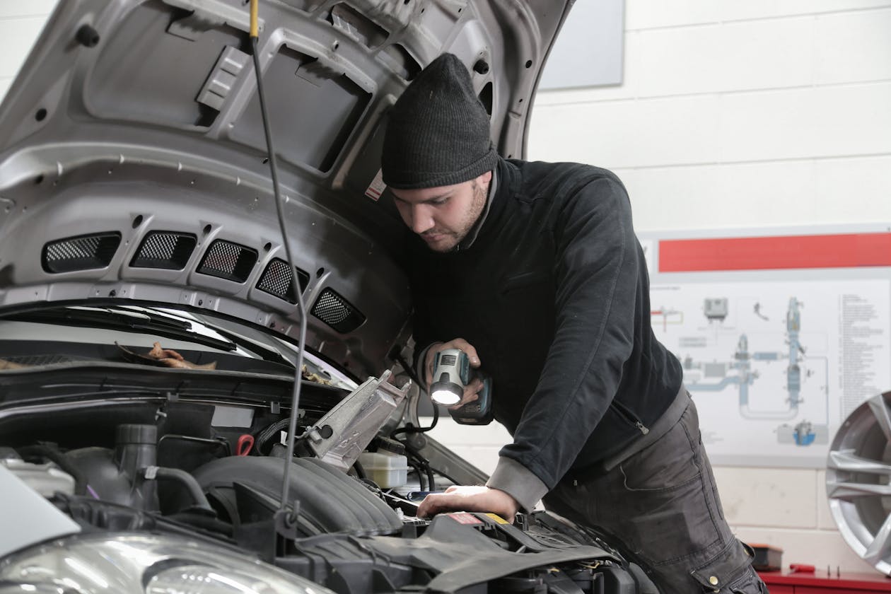 Team bespricht Werkstattauftrag an einem Fahrzeug